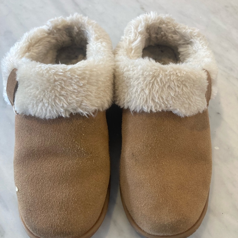 Minnetonka Tan Slippers with Faux Fur